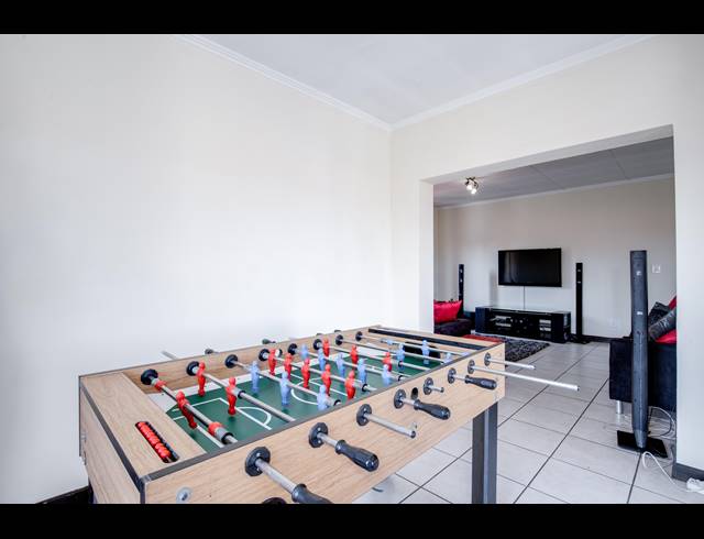 2 BEDROOM APARTMENT FOR SALE IN SUNNINGHILL